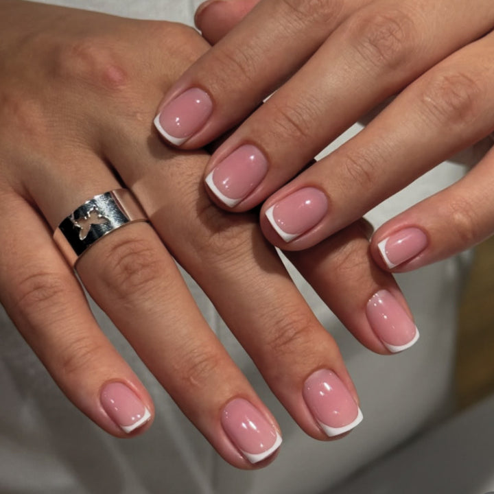 Classic French-Tip Nail Art Kalsten