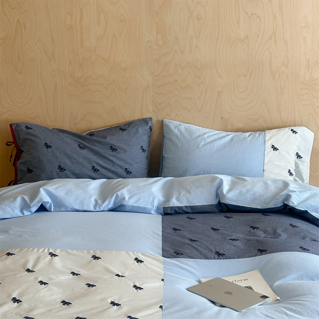 Bedding set made of cotton satin with embroidered horse appliqués and patchwork stripes