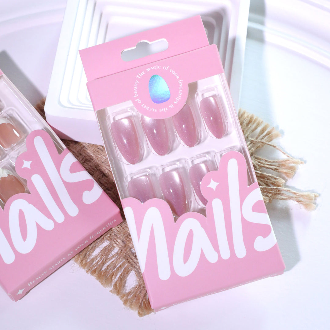 Artificial nail art with glitter embellishments Kalsten