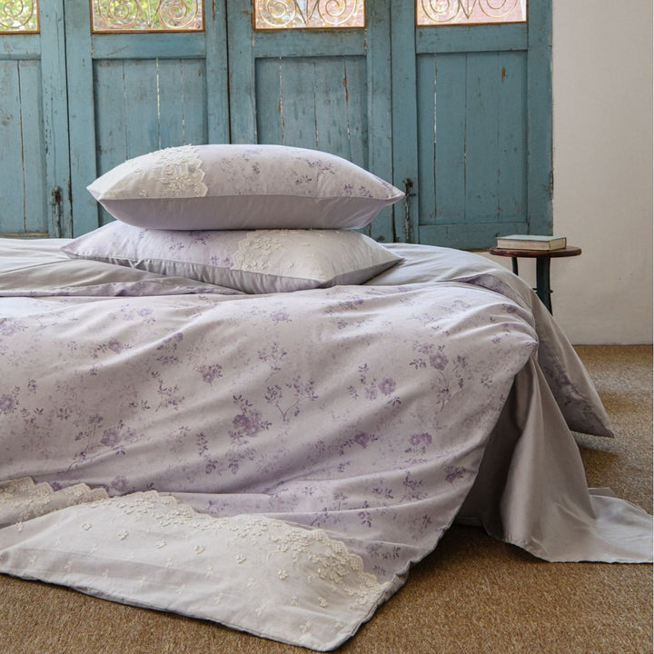 Luxurious cotton satin bedding set with floral all-over pattern, delicate lace and reversible feature