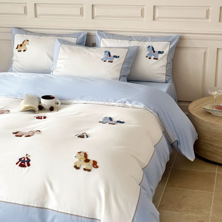 Children's bedding set with embroidered horse appliqués and fine edging