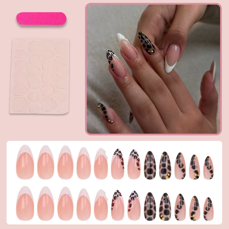 Nail art set with trendy leopard patterns and elegant accents Kalsten