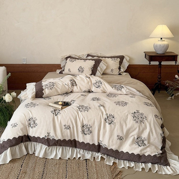 Bedding set made of cotton-linen with ruffled bed skirt and floral medallion prints