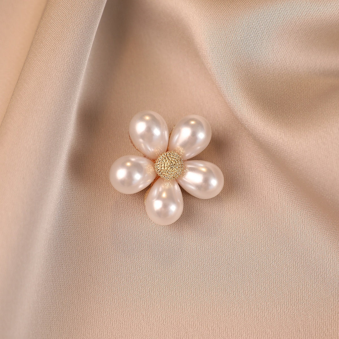 Elegant flower brooch with pearl accents Kalsten