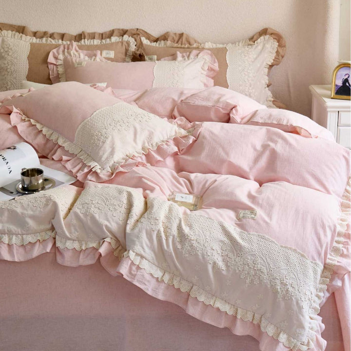 Bedding set made of cotton-linen with crochet lace trim, embroidered borders and ruffled edge