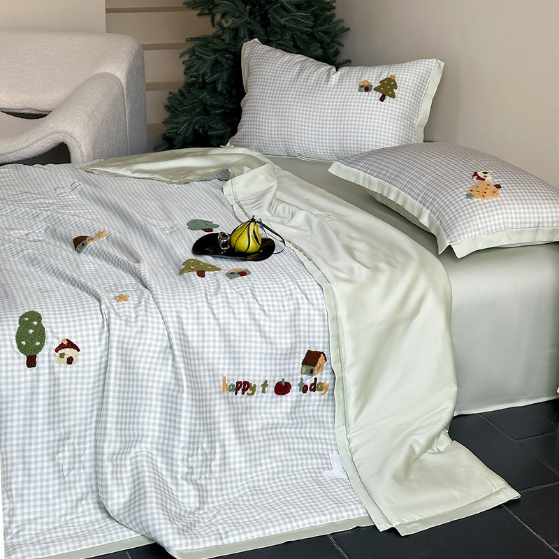Bedding set with embroidered teddy motifs and fine gingham check
