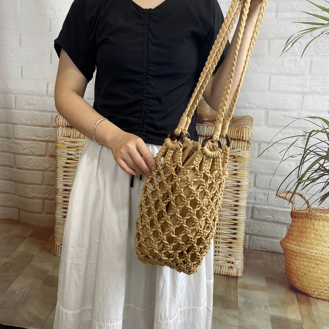 Hand-knotted mesh bag with decorative wooden rings Kalsten