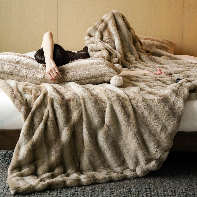 Luxurious Reversible Fleece Blanket made of Faux Fur with Quilted Wave Pattern