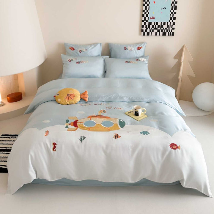 Children's bedding set with illustrative submarine and ocean motif