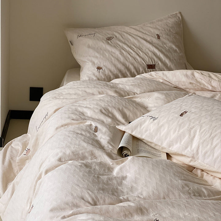 Quilted bedding set made of organic cotton with subtly embroidered mini motifs