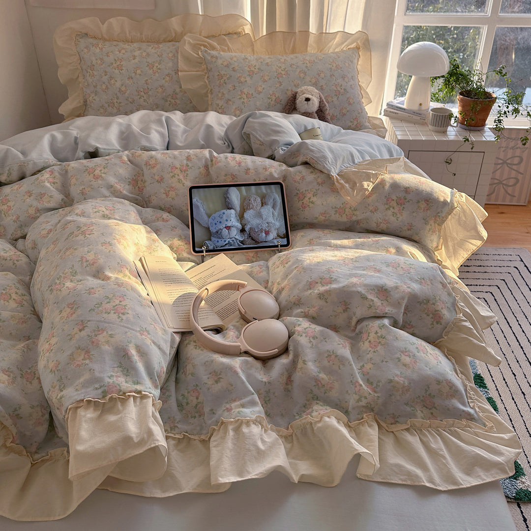 Bedding set made of cotton percale with delicate floral design, ruffle frill and reversible duvet cover