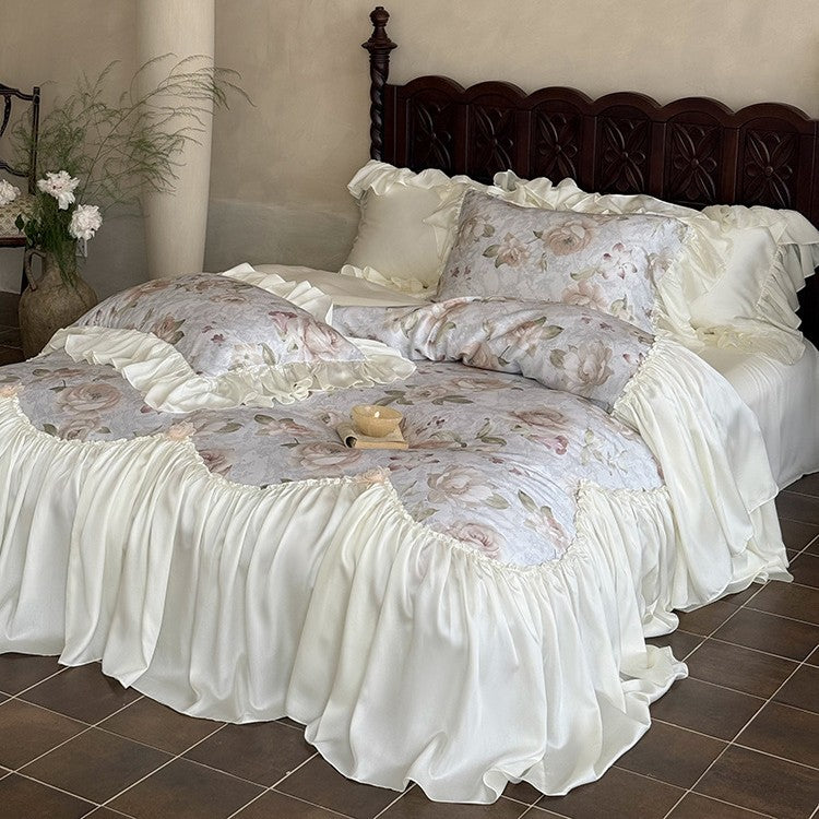 Bedding set made of cotton satin with floral rose pattern and voluminous ruffle