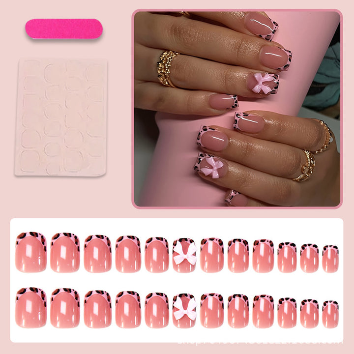 Nail set with playful bow design and lively animal accent Kalsten