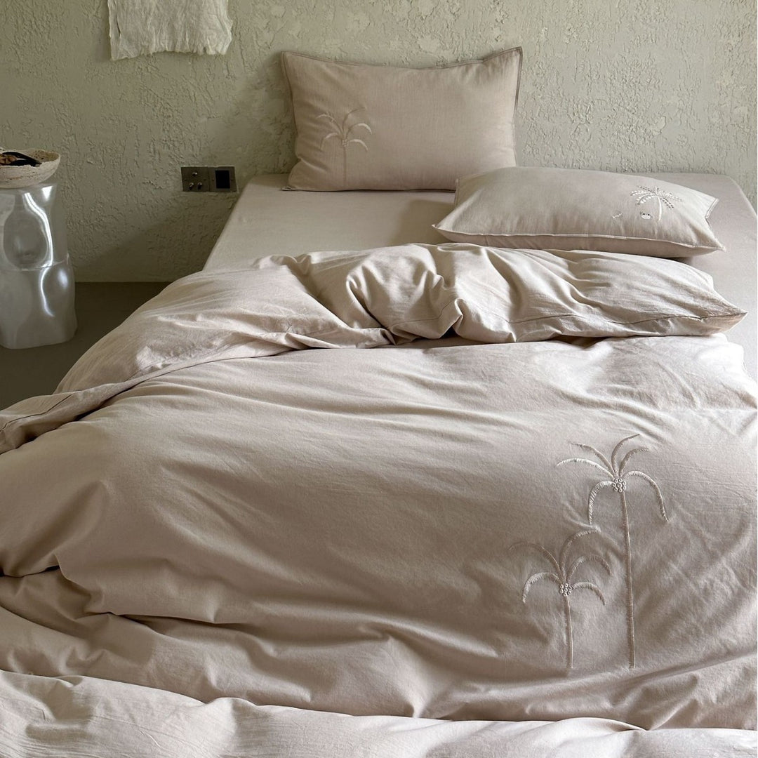 Luxurious cotton satin bedding set with hotel closure and extra-soft pillowcases