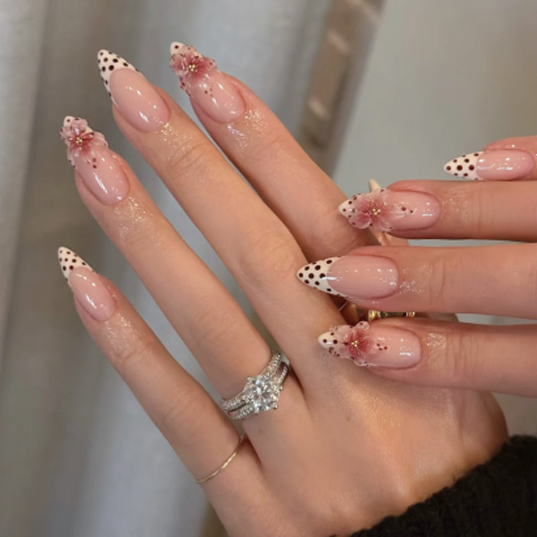 Artificial nail art with floral accents Kalsten