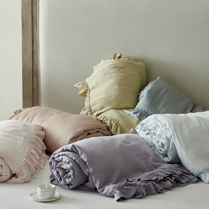 Light padded bedspread made of linen-cotton blend with gathered ruffle