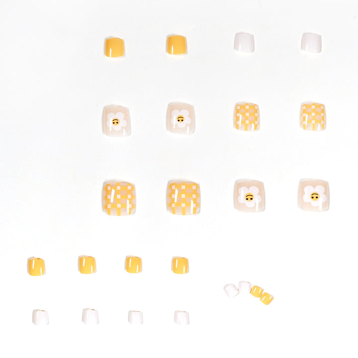 Artful toenail design with cheerful flower motifs Kalsten