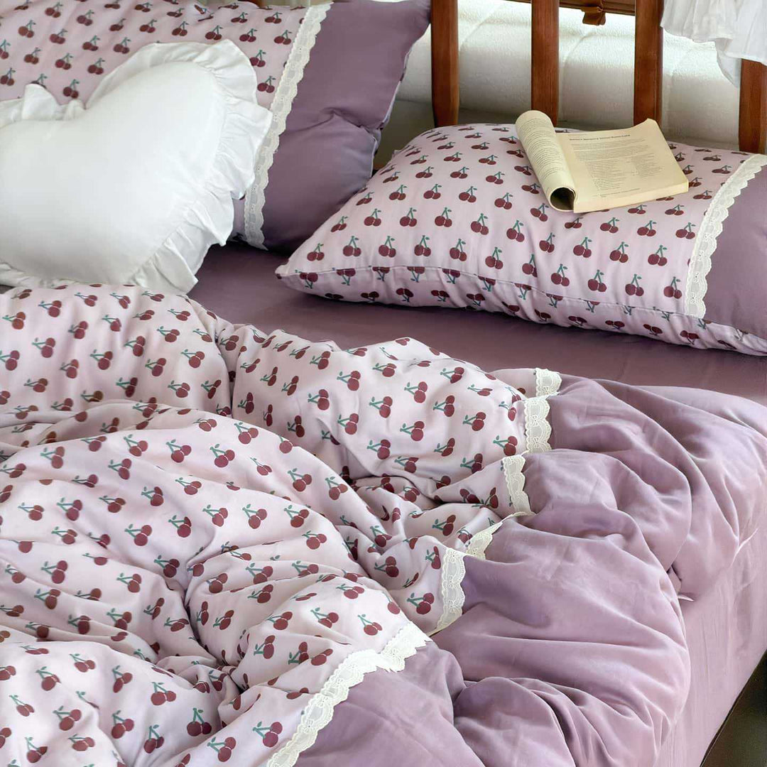 Reversible cotton bedding set with floral watercolor print and lace trim