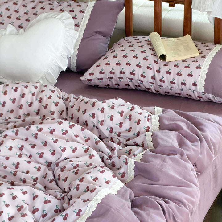 Reversible cotton bedding set with floral watercolor print and lace trim