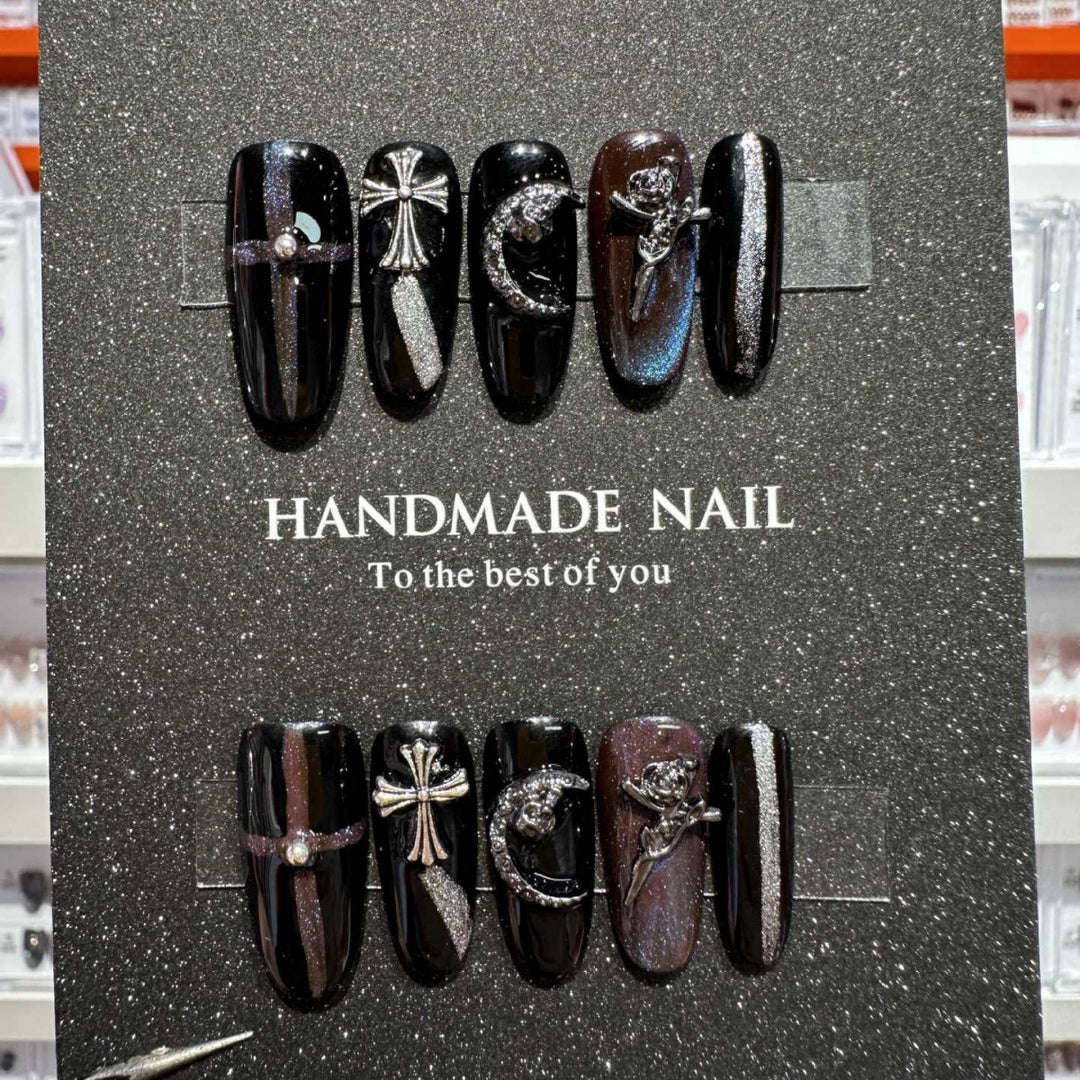 Artistic Handmade Press-On Nail Art Set with Decorative Metallic Accents