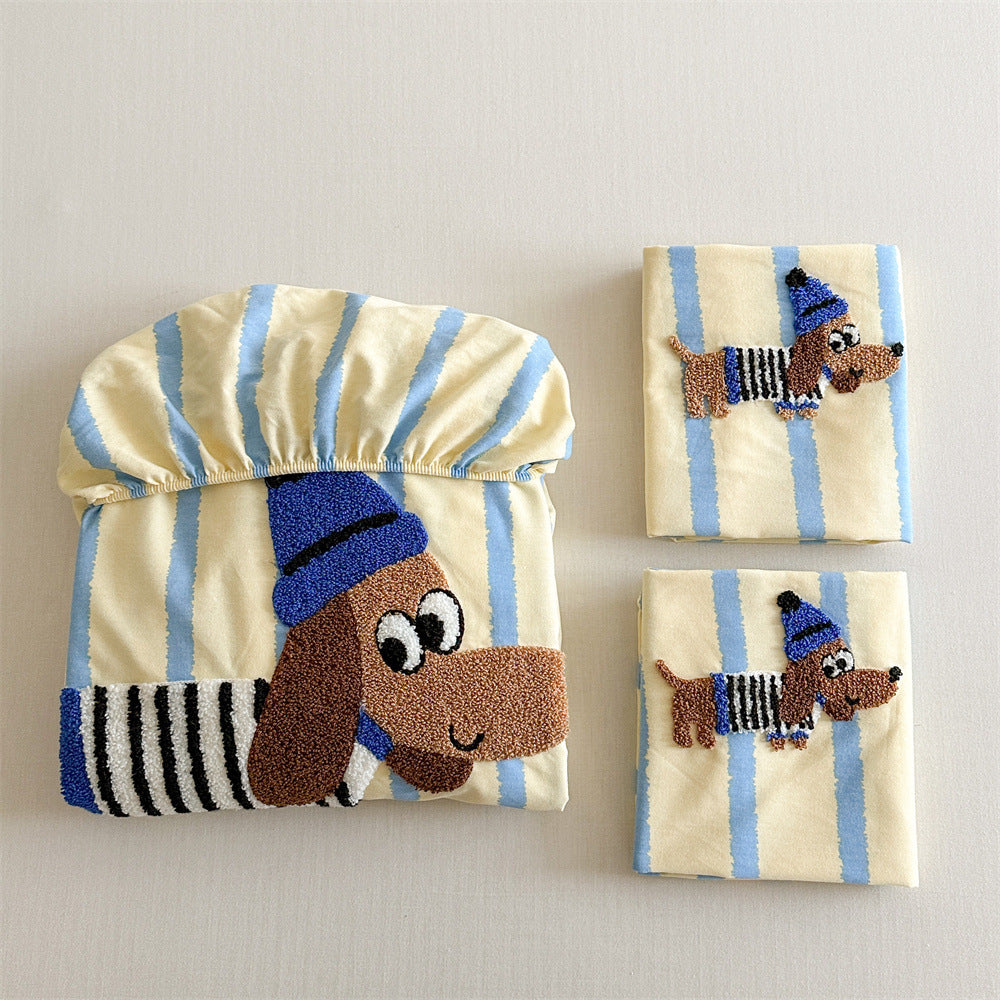 Checked cotton bedding set with embroidered bear appliqué and fitted sheet