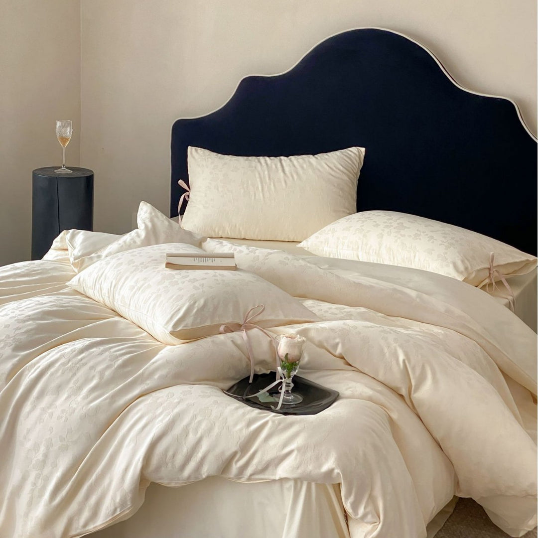 Jacquard bedding set with bow closure and fine floral texture