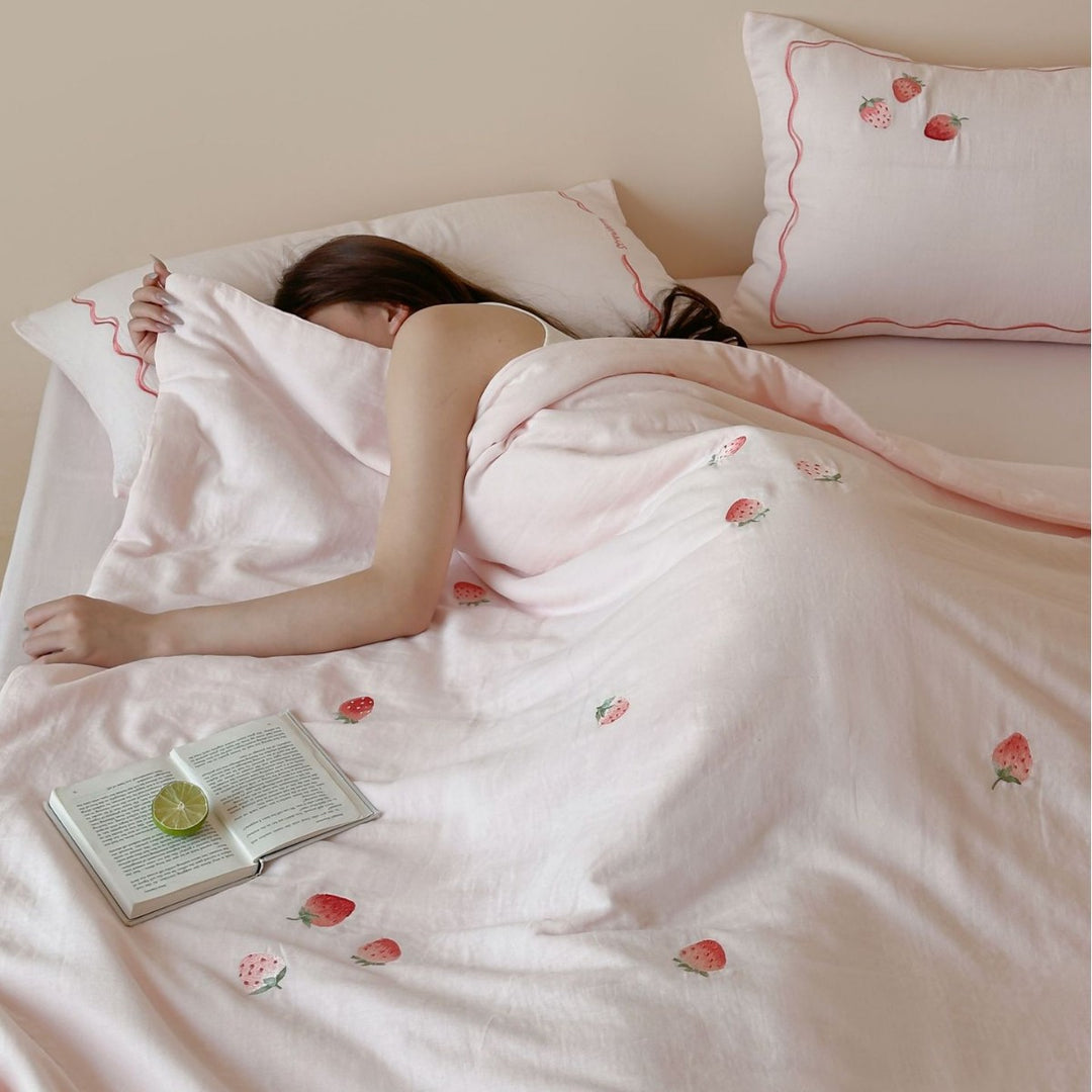 Light bedding set made of cotton percale with delicate floral embroidery