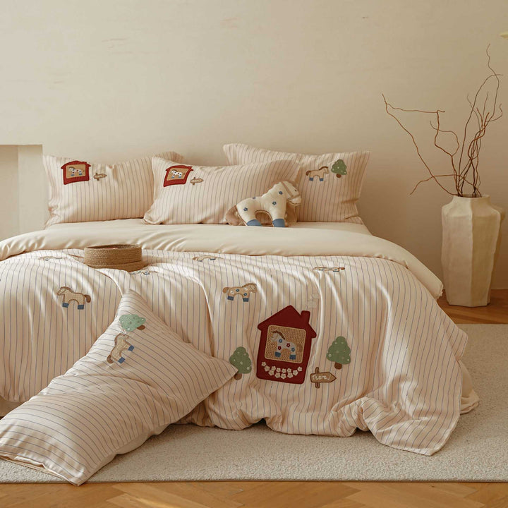 Child-friendly bedding set made of cotton percale with embroidered animal motifs