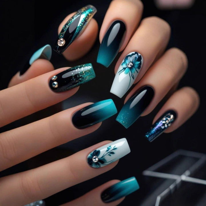 Elegant Artificial Nails with Detailed Gold Decorations Kalsten