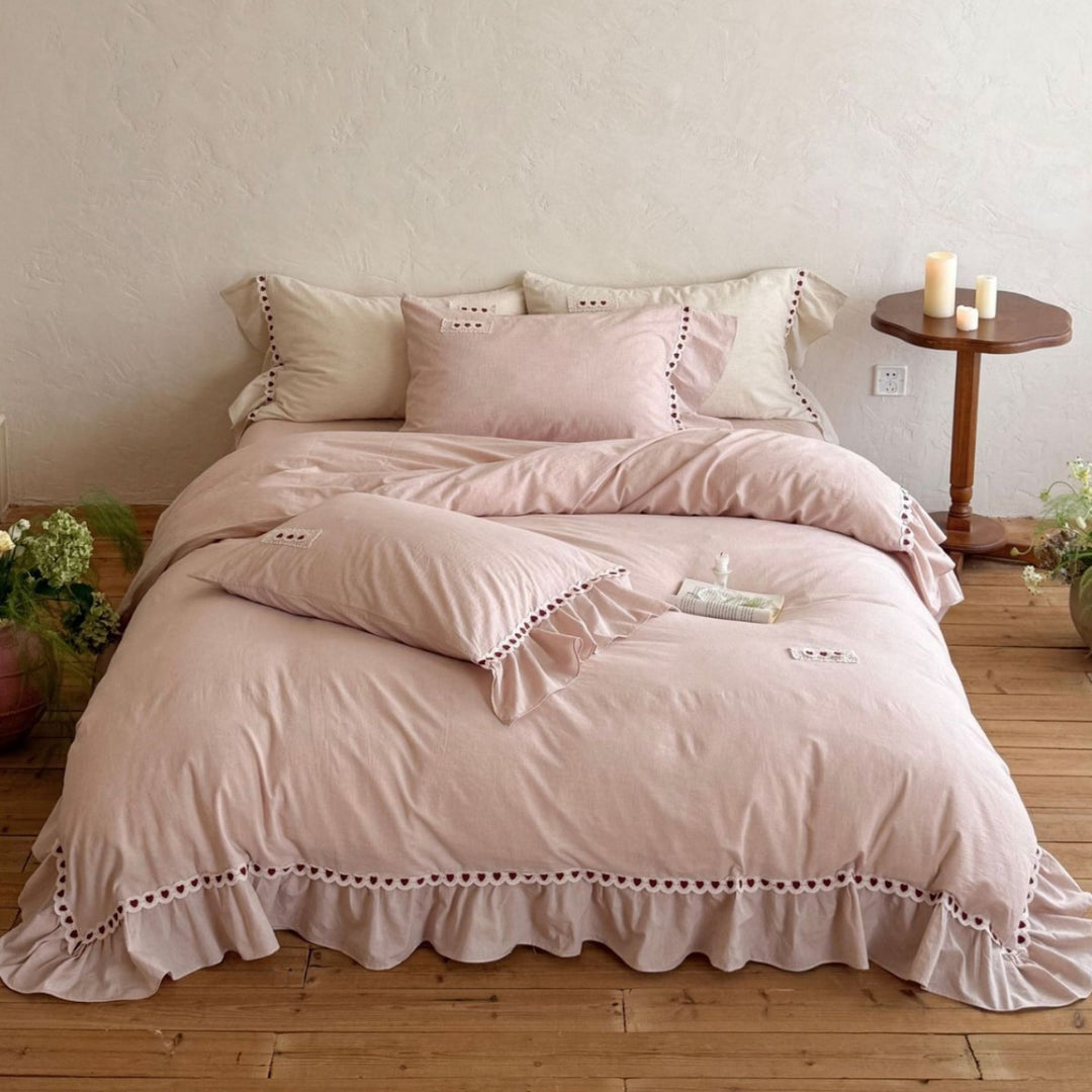 Romantic ruffled bedding set made of cotton with heart-shaped border