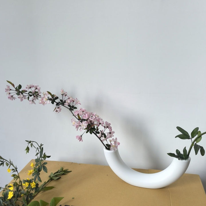 Contemporary Curved Flower Vase Kalsten