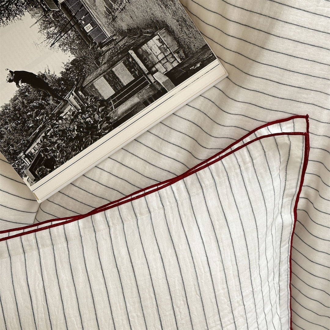 Bedding set made of cotton with fine stripes and contrasting piping