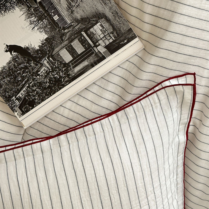 Bedding set made of cotton with fine stripes and contrasting piping