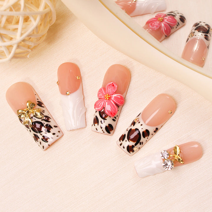 Nail set with elegant leopard and flower embellishments Kalsten