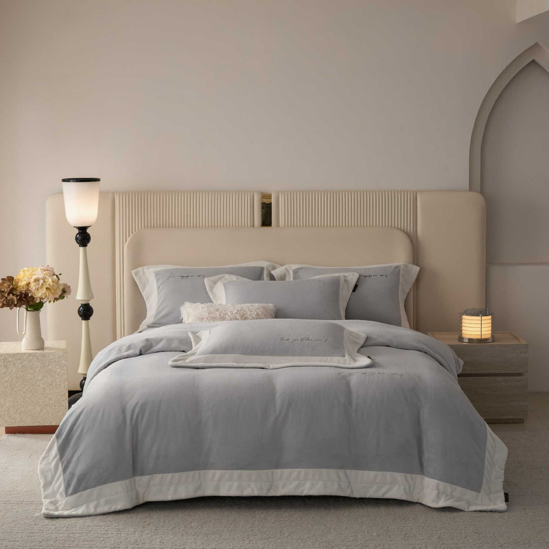 Reversible bed cover set made of premium cotton satin with hotel finish