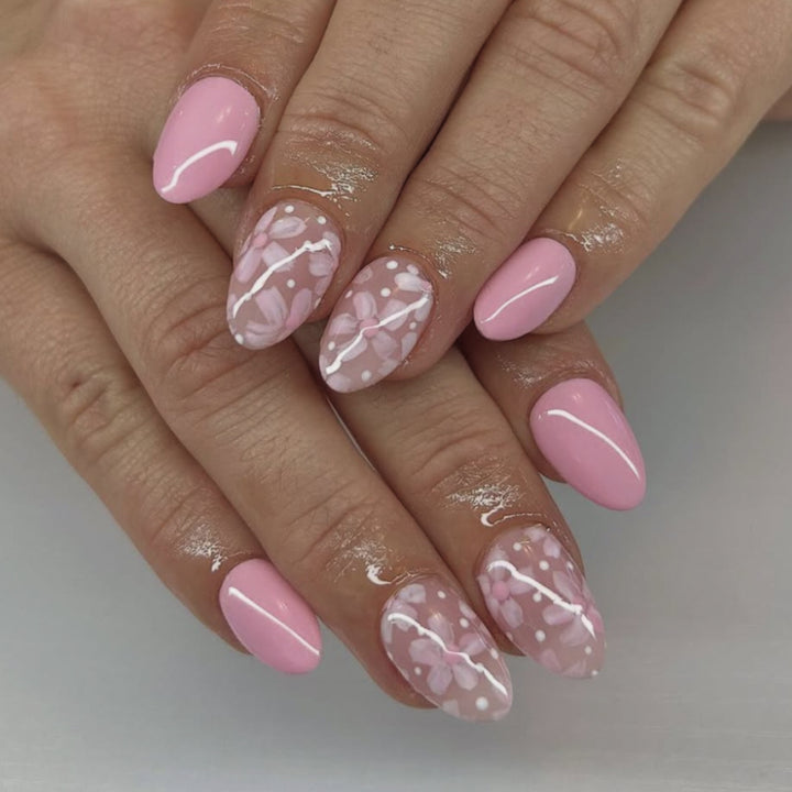 Artificial nail art with playful dots and bows Kalsten