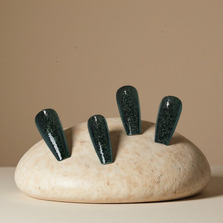 Shiny artificial nails with sparkling accents Kalsten