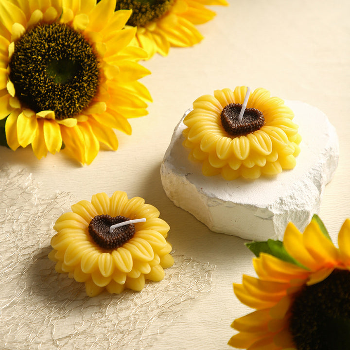 Decorative Sunflower-Shaped Scented Soy Candle with Heart-Center and Cotton Wick