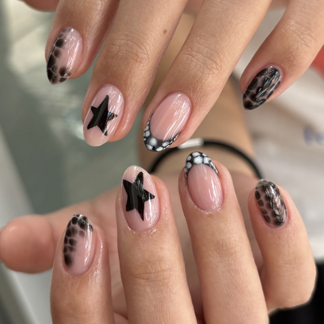 Creative nail art with shimmering star motifs Kalsten