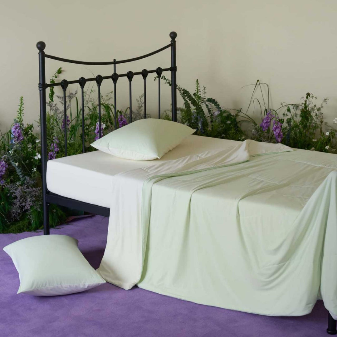 Three-piece bedding set with ultra-light quilted blanket, elastic fitted sheet, and pillowcase