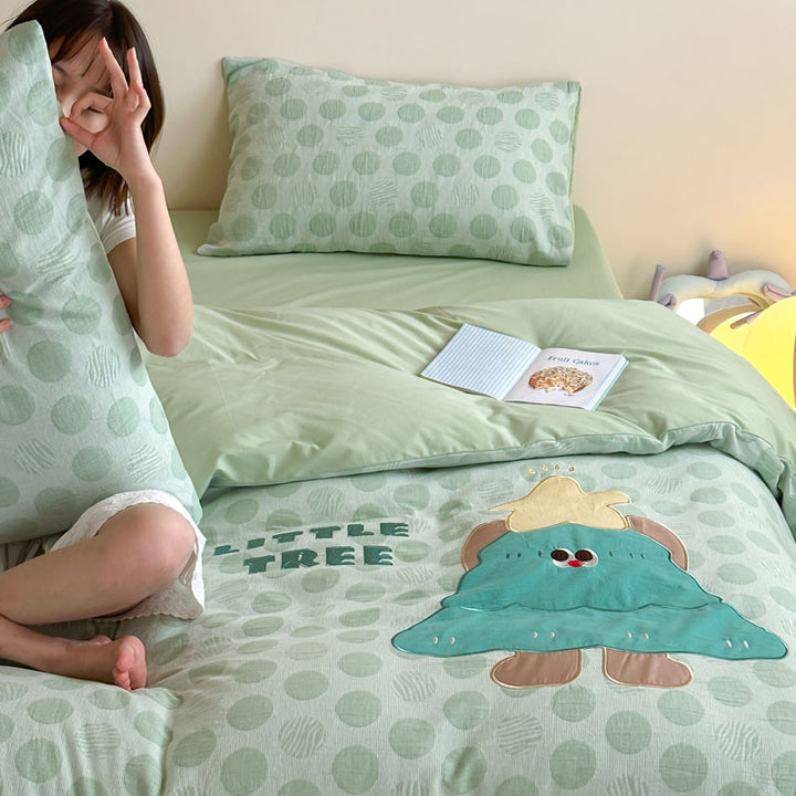 Child-friendly bedding set with embroidered rabbit motif and dotted woven texture
