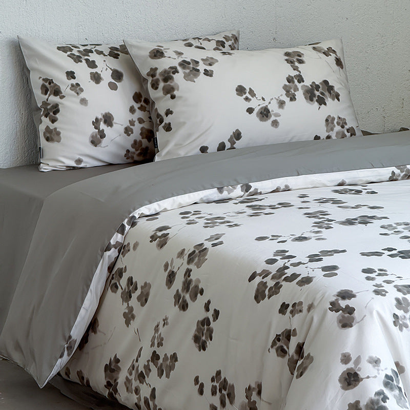 Cotton satin bedding set with watercolor floral print and contrasted edging
