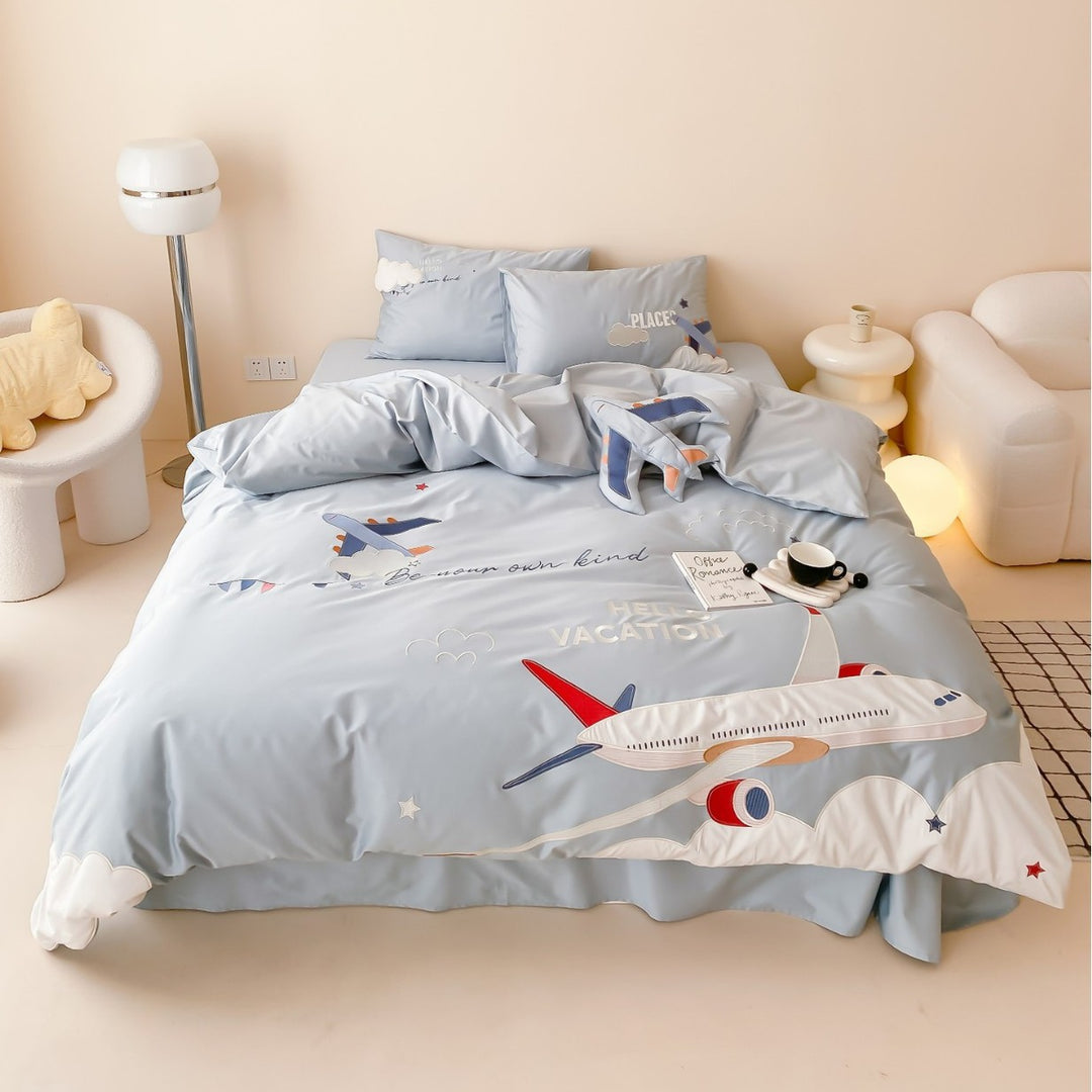 Children's bedding set with playful airplane motif made of cotton satin
