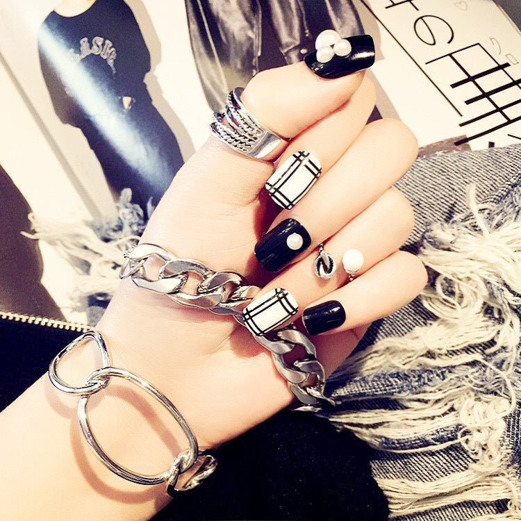 Artificial nails in modern check pattern Kalsten