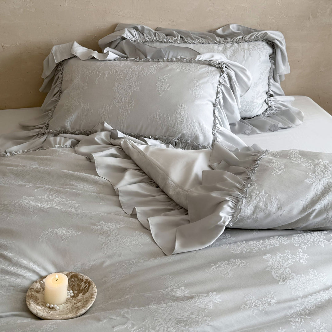 Luxurious bedding set with ruffles and jacquard pattern