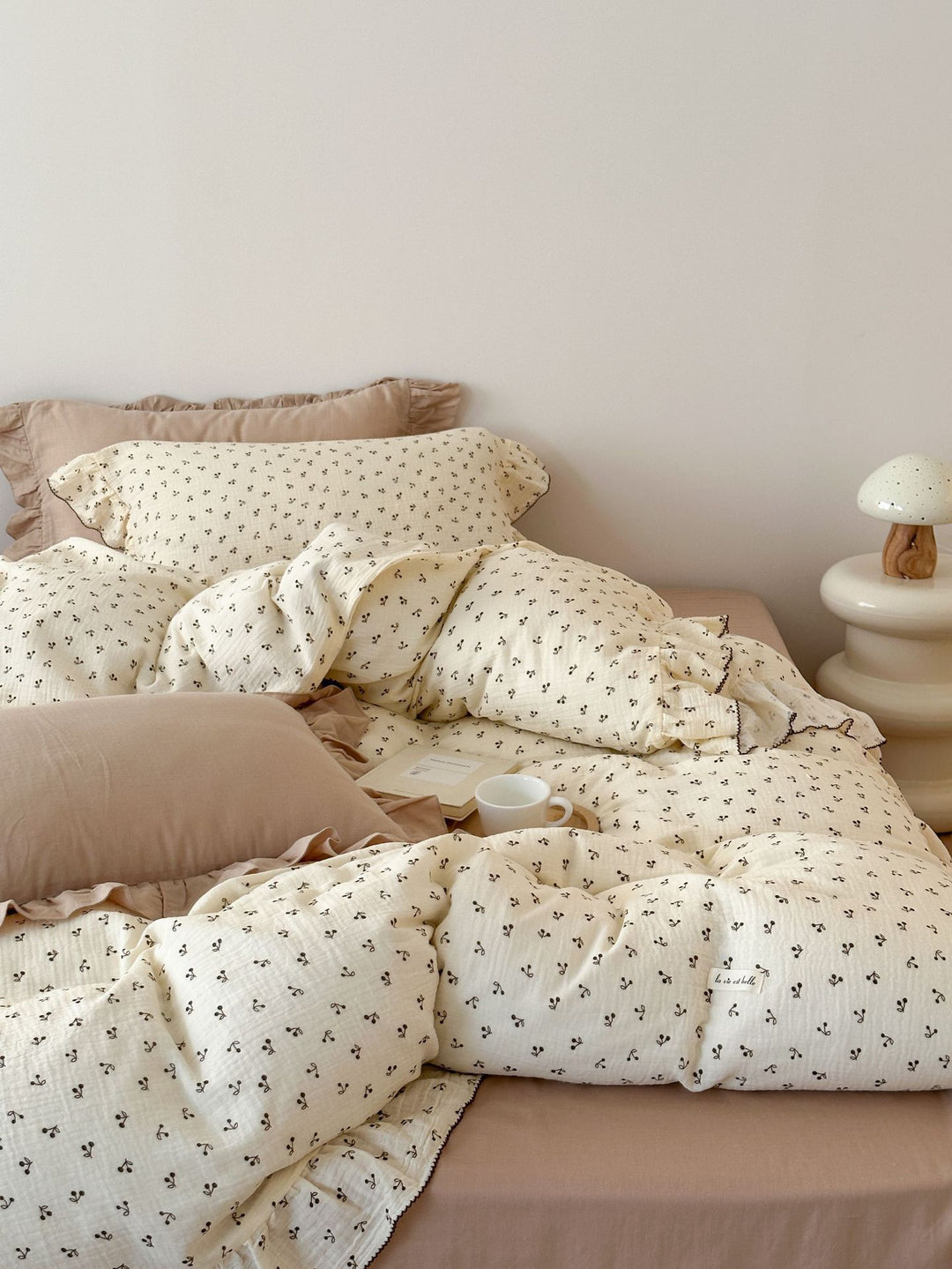 Bedding set made of cotton gauze with ruffled trim and fine bow print