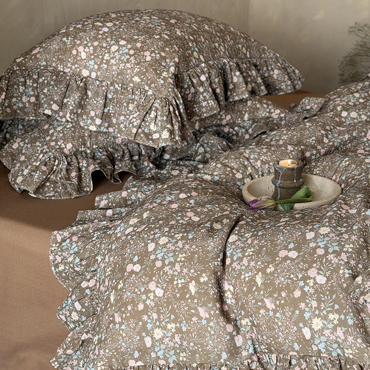 Quilted duvet cover set with ruffle and delicate floral pattern
