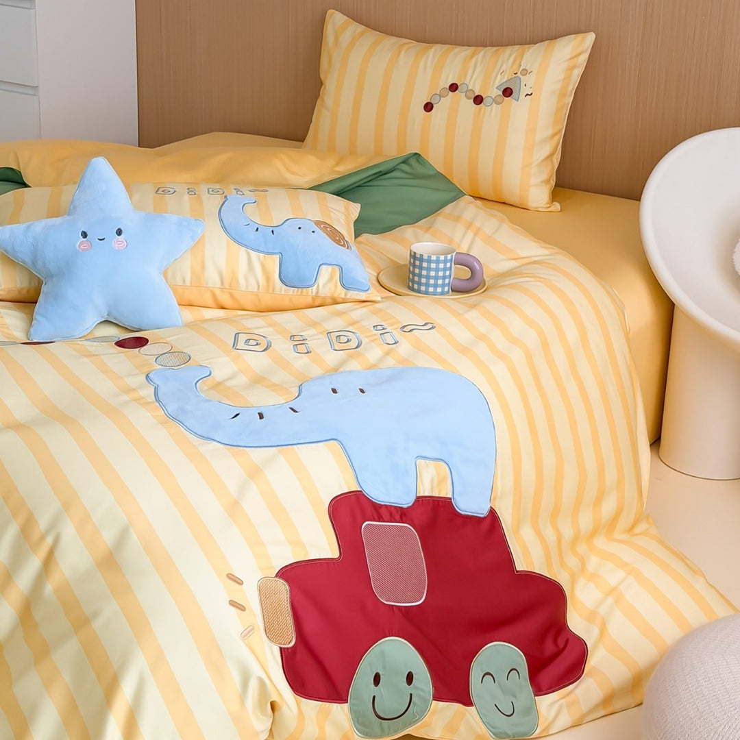 Children's bedding set with quilted appliqués (elephant & car) and reversible function