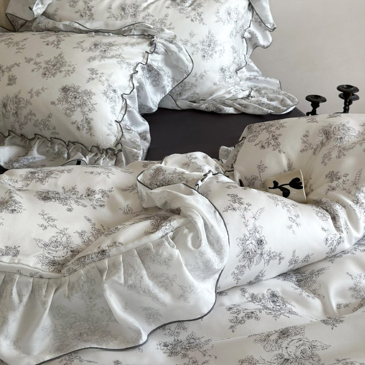 Elegant satin bedding set with ruffled edge and Toile-de-Jouy motif