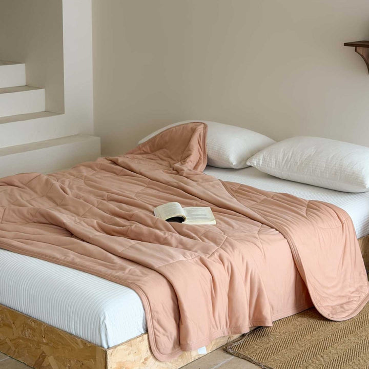 Reversible quilted bedspread with pillow covers made of breathable microfiber